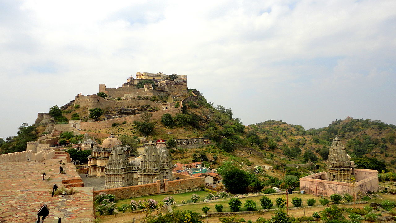 BHARAT DARSHAN - KUMBHALGARH FORT - RAJASTHAN: THE FORT COMPLEX INCLUDES SEVERAL PALACES. BADAL MAHAL OR PALACE OF CLOUD IS PERCHED ON THE HILLTOP.