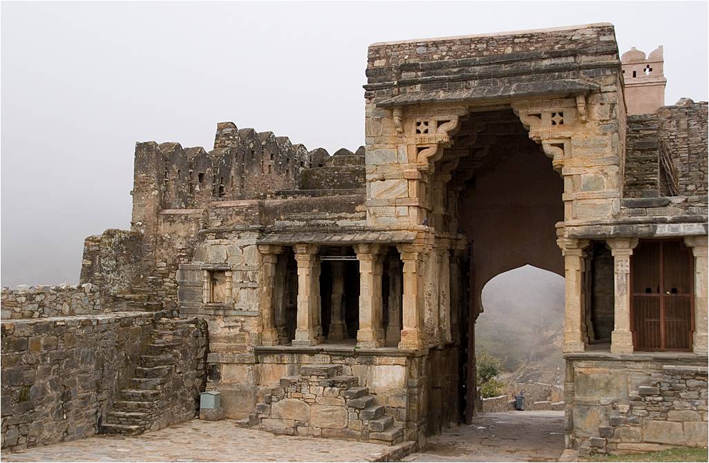 BHARAT DARSHAN - THE GREAT FORT AND ITS WALL IN KUMBHALGARH, RAJASTHAN.