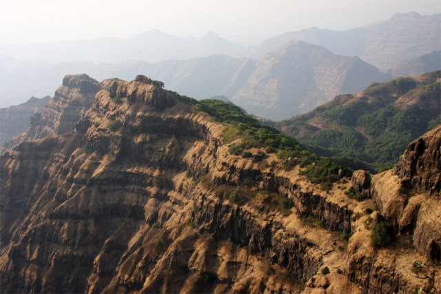 BHARAT DARSHAN - LONG-LASTING VOLCONO ERUPTIONS IN DECCAN TRAPS REGION OF INDIA MAY HAVE CAUSED DINOSAUR EXTINCTION.
