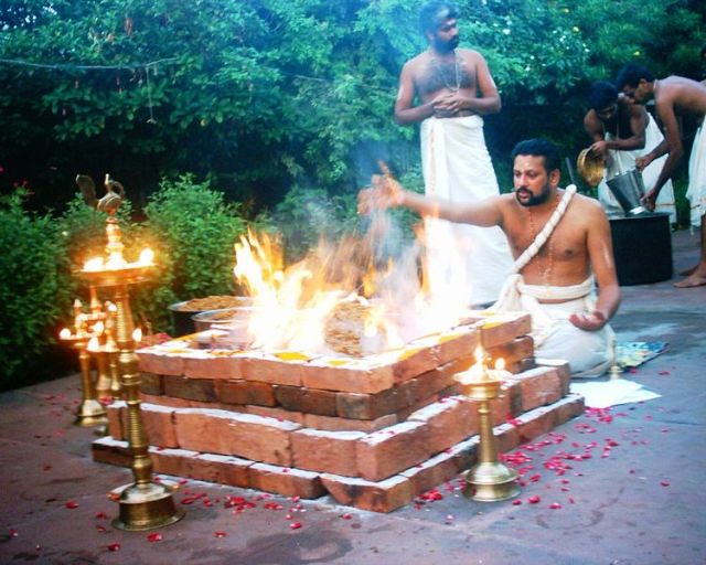 TAT ASMI PRABHU - FIFTH MAHAVAKYA - ANIMATE VS INANIMATE DUALISM. MAN LITS FIRE TO ACCOMPLISH A TASK SUCH AS PREPARING A MEAL OR TO PERFORM A RITUAL CALLED 'HOMA' OR 'YAJNA'.